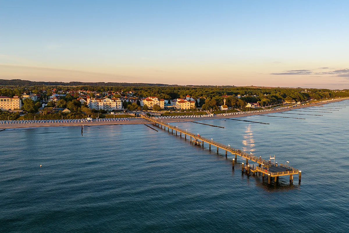 Seebrücke und Strand zum Sonnenaufgang