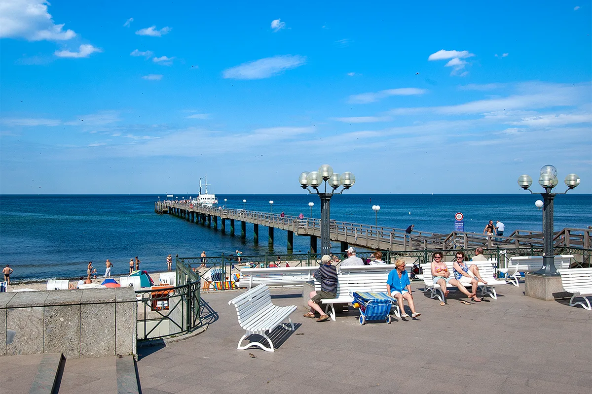 Bänke am Fuße der Seebrücke