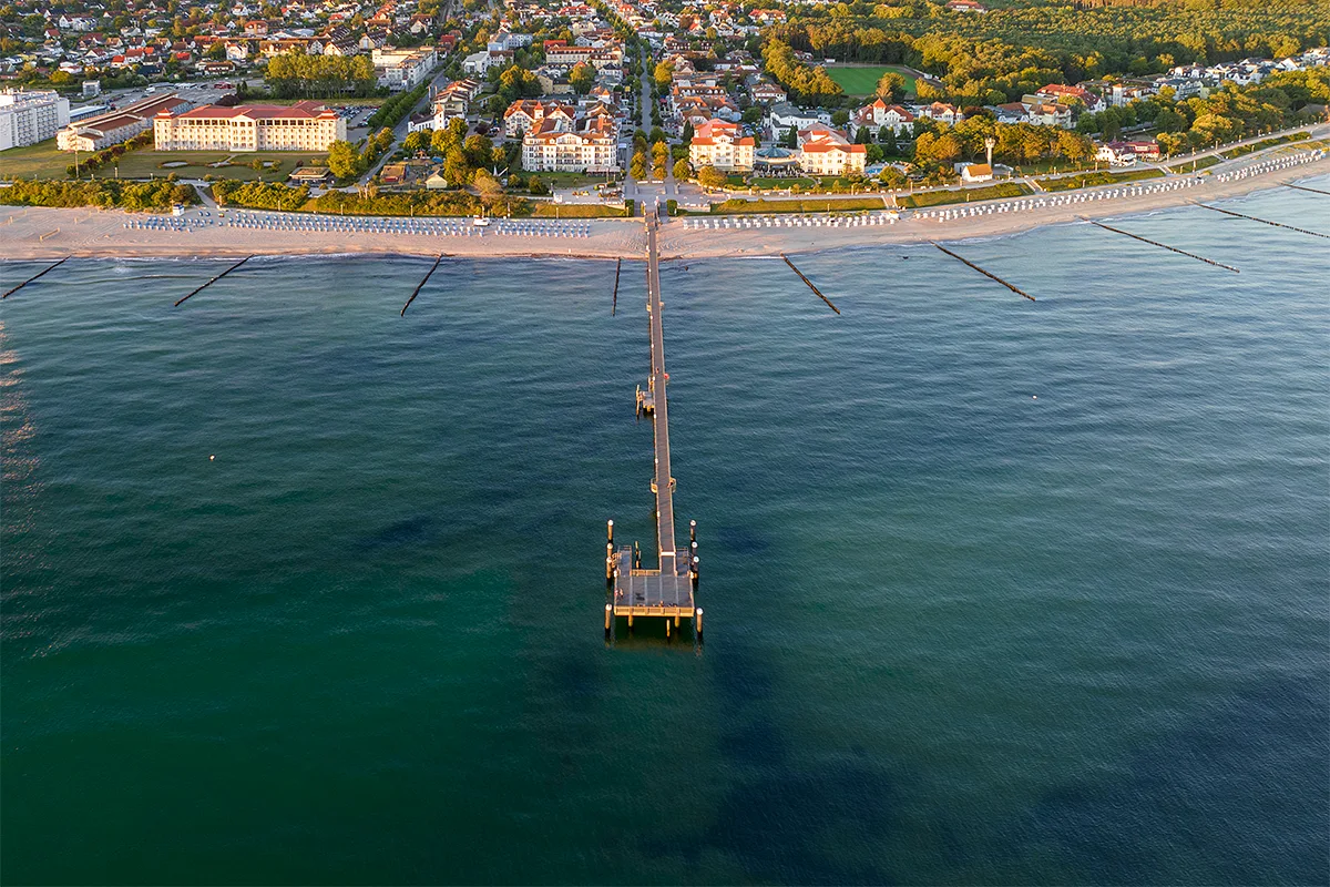 die Seebrücke in Verlängerung der Strandstraße