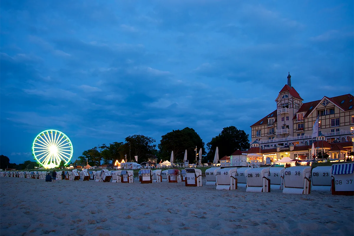 Riesenrad in Strandnähe