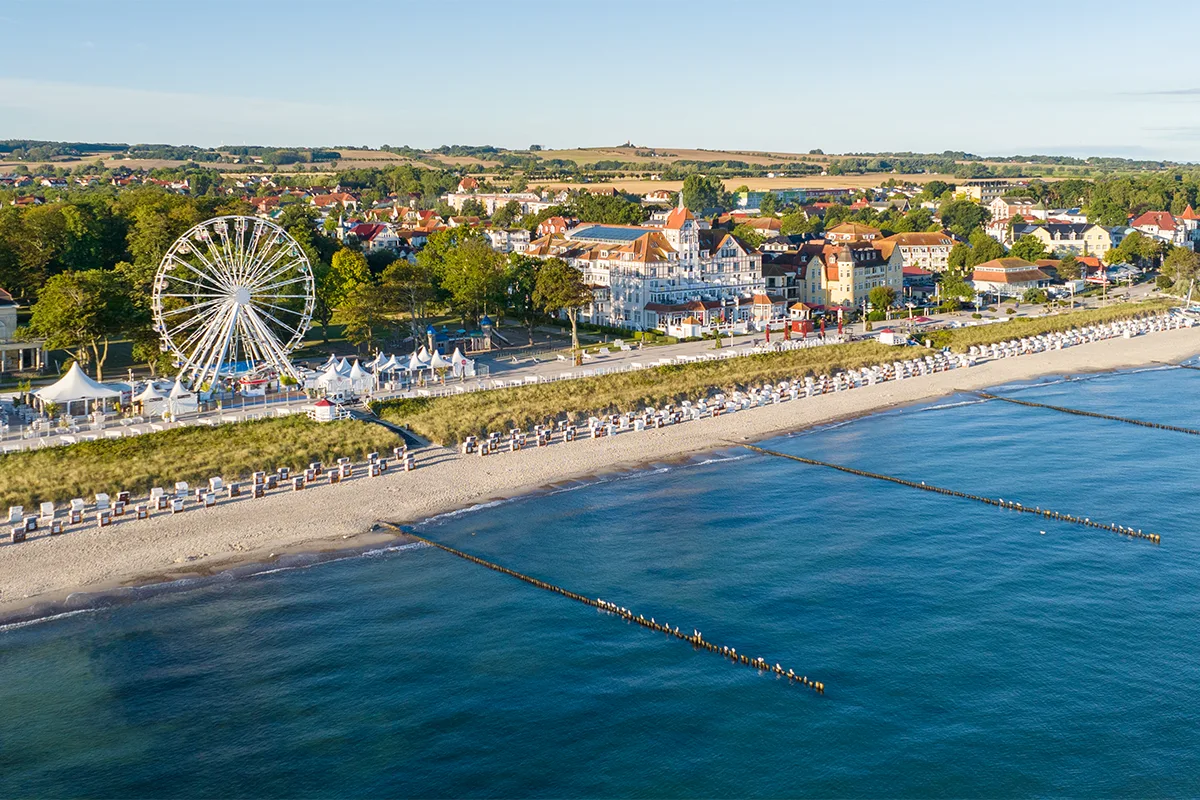 Blick auf den Strand und die Strandpromenade